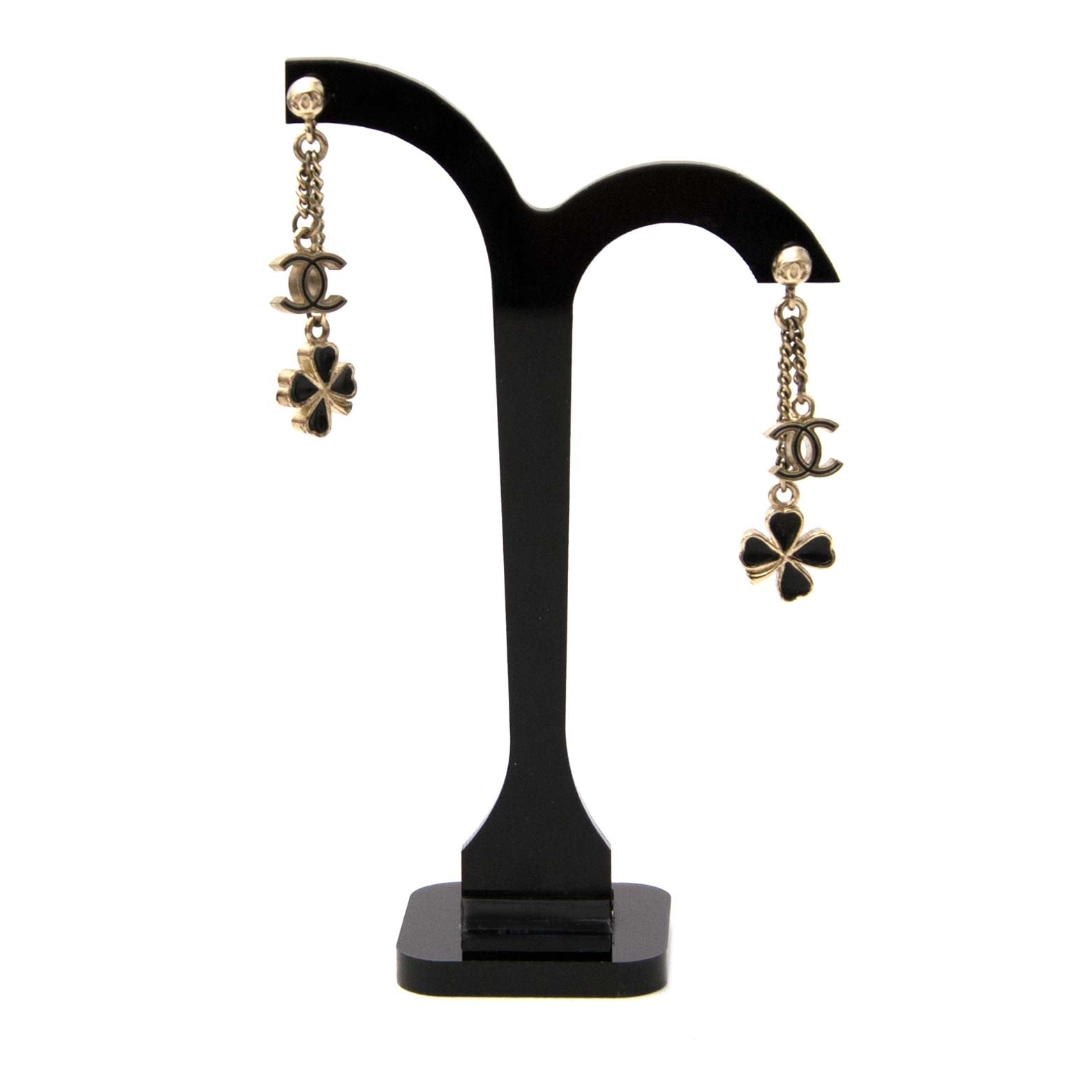 Chanel Clover CC Logo Drop Earrings Buy authentic designer Chanel secondhand earrings at Labellov at the best price. Safe and secure shopping. Koop tweedehands authentieke Chanel oorbellen bij designer webwinkel labellov.