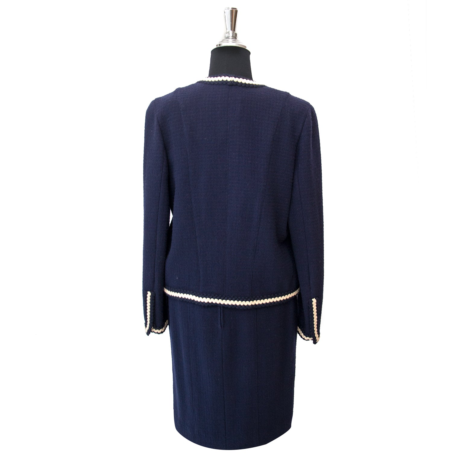 Koop nu veilig een Donker blauwe Chanel deux-pièce op www.labellov.com aan de beste prijs met authenticiteitsgarantie.