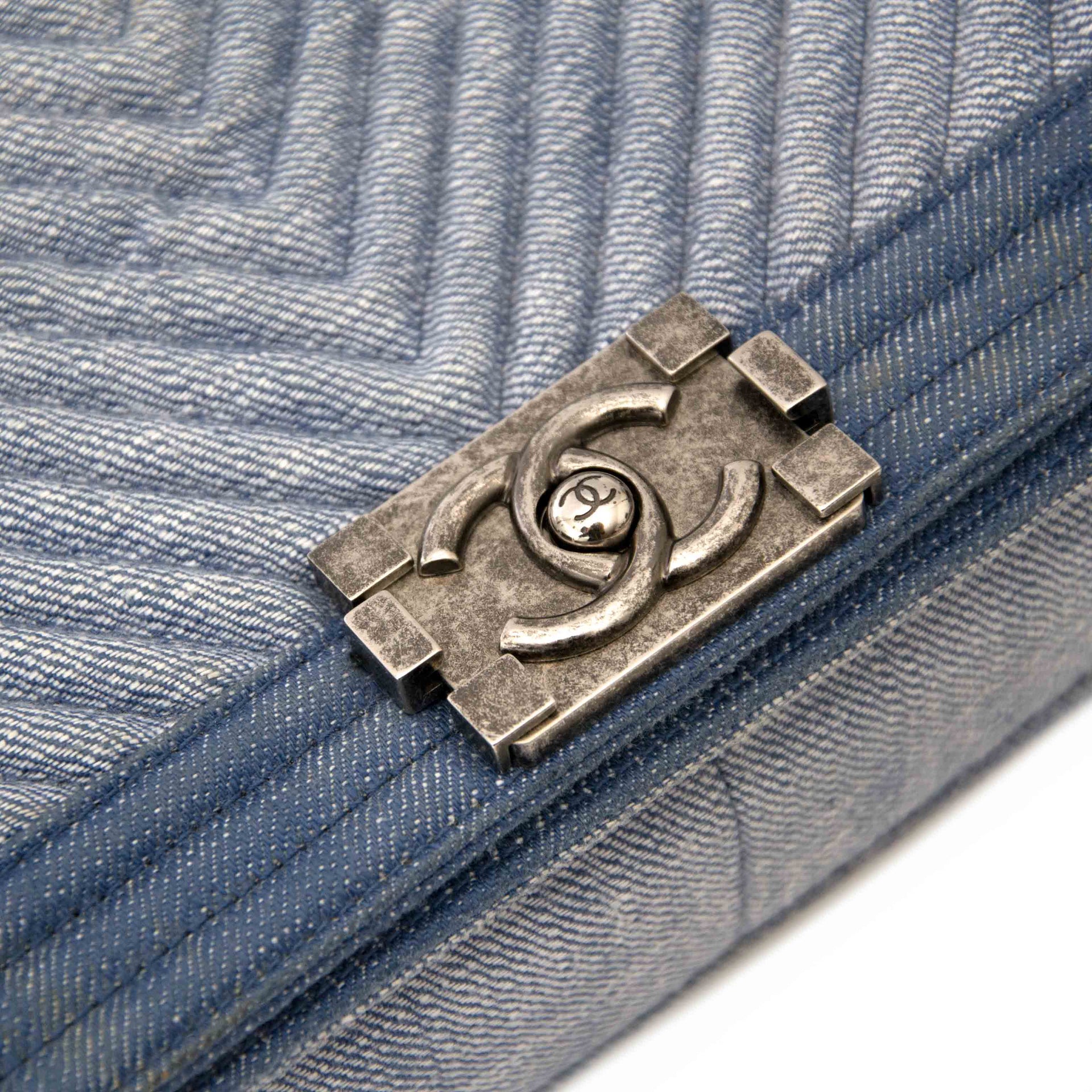 koop veilig online jou tweedehands shop safe online 100% authentic Chanel Medium Denim Chevron Boy Bag