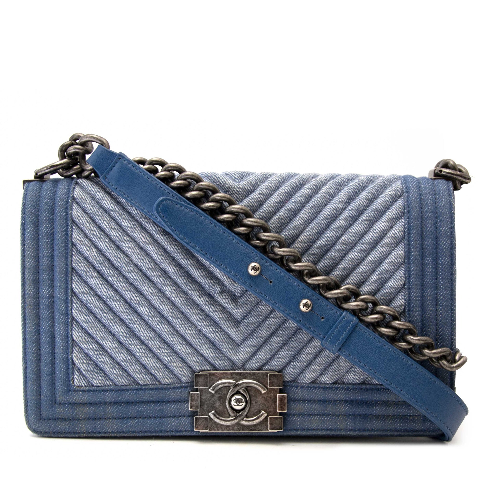 koop veilig online aan de beste prijs Chanel Medium Denim Chevron Boy Bag