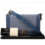 koop veilig online aan de beste prijs Chanel Medium Denim Chevron Boy Bag