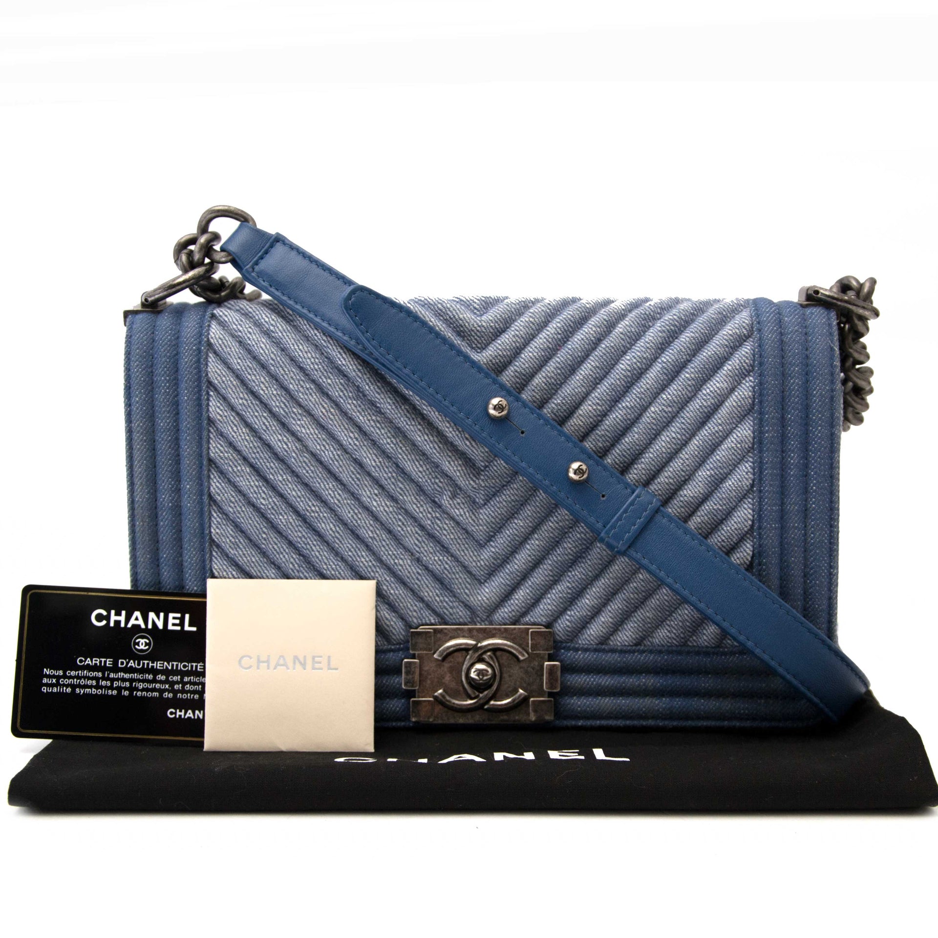 koop veilig online aan de beste prijs Chanel Medium Denim Chevron Boy Bag