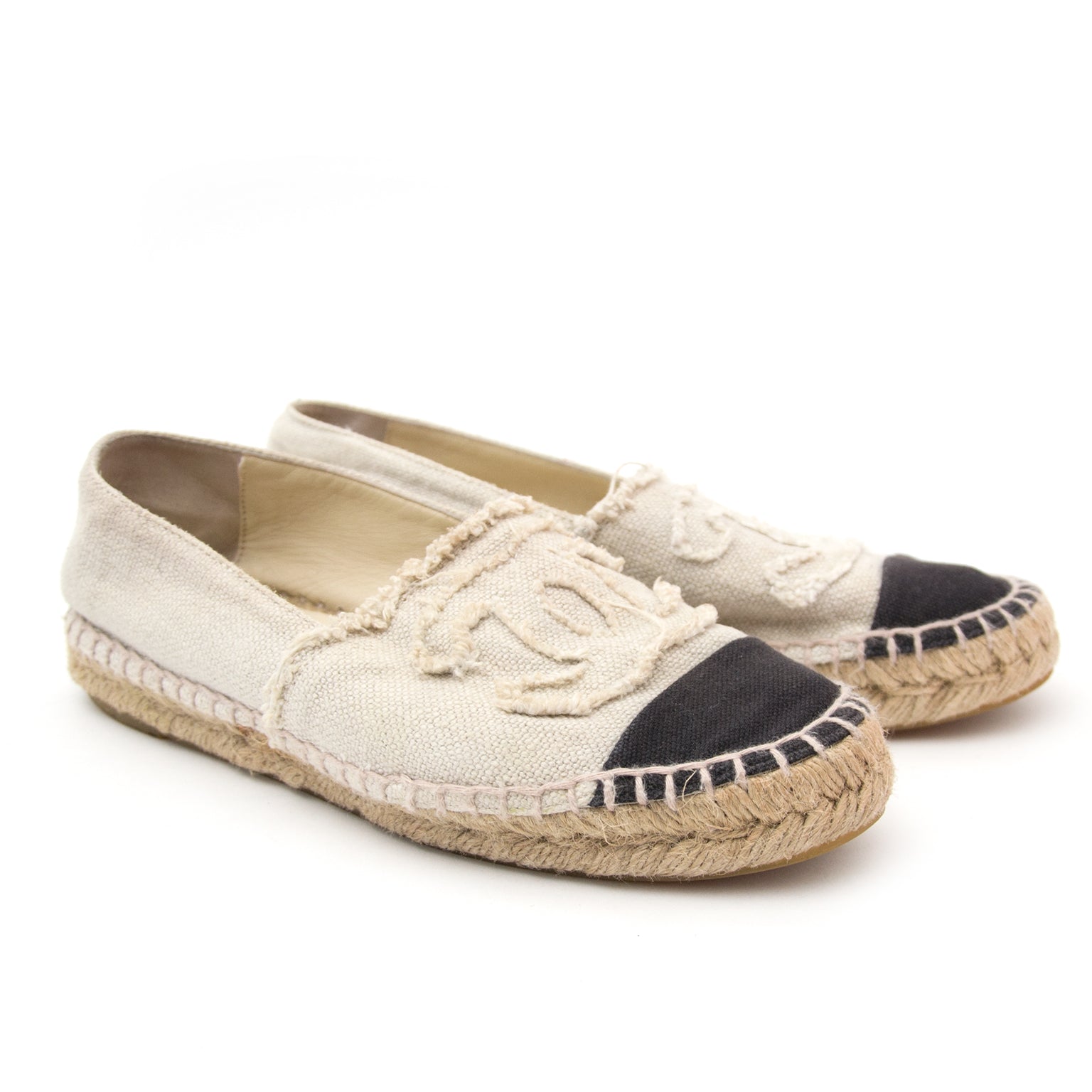 Luxe webshop LabelLOV met wereldwijde verzending verkoopt Chanel Toile Espadrilles Beige Zwart, de ideale modieuze zomerschoenen.