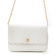 Vintage Chanel white handbag for the best price at Labellov webshop. Safe and secure online shopping with 100% authenticity. Vintage Chanel blanc sac à main pour le meilleur prix.