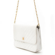 Vintage Chanel white chevron flap bag for the best price at Labellov webshop. Safe and secure online shopping with 100% authenticity. Vintage Chanel blanc chevron sac à bandoulière pour le meilleur prix.