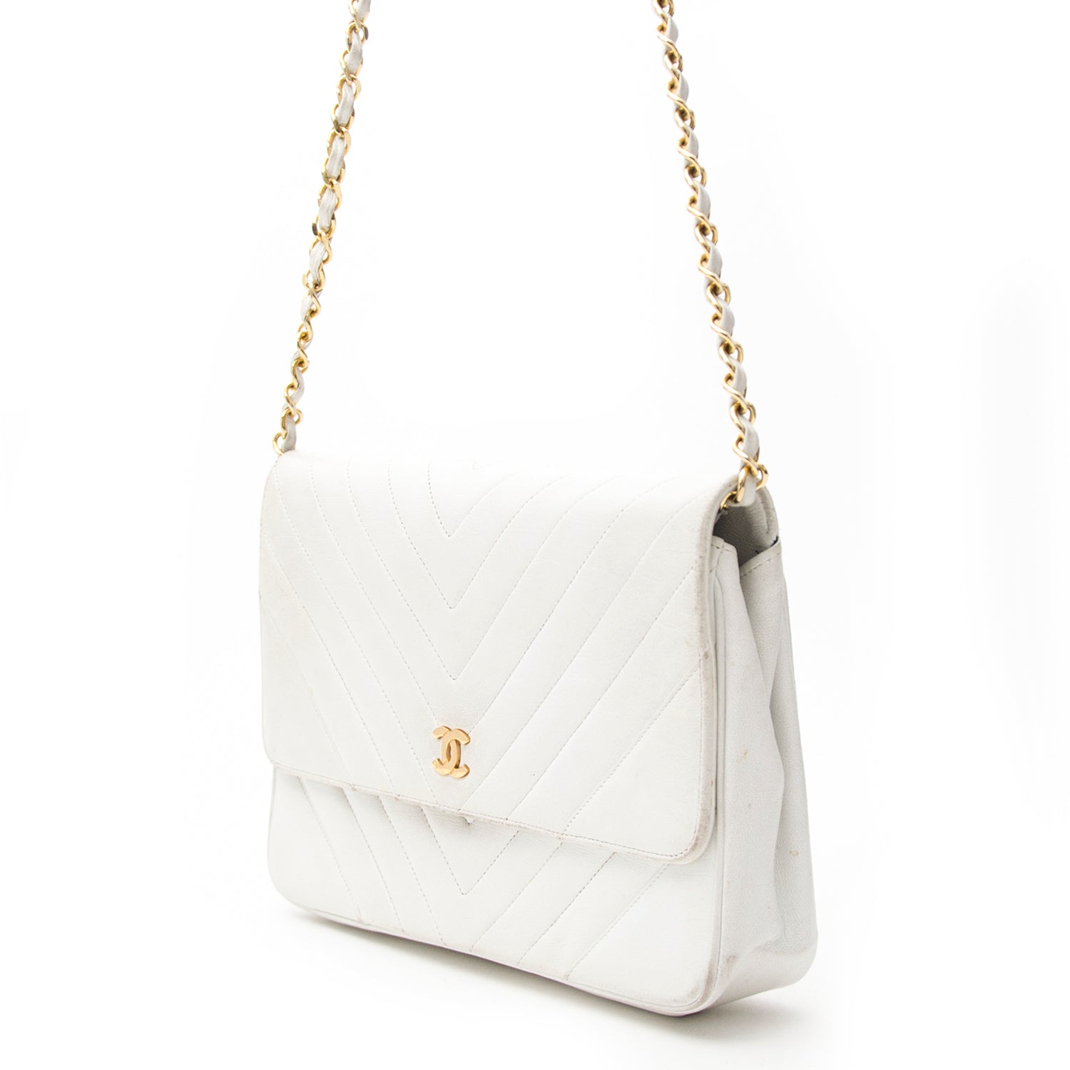 Vintage Chanel white chevron flap bag for the best price at Labellov webshop. Safe and secure online shopping with 100% authenticity. Vintage Chanel blanc chevron sac à bandoulière pour le meilleur prix.