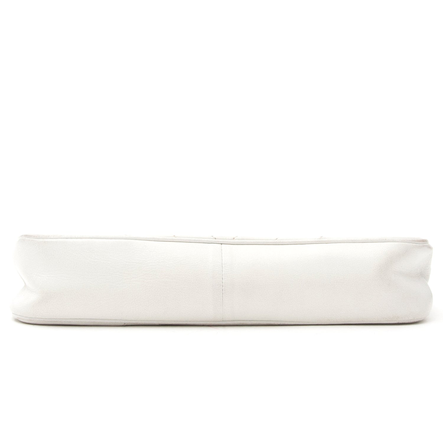 Vintage Chanel white flap bag for the best price at Labellov webshop. Safe and secure online shopping with 100% authenticity. Vintage Chanel blanc sac à bandoulière pour le meilleur prix.