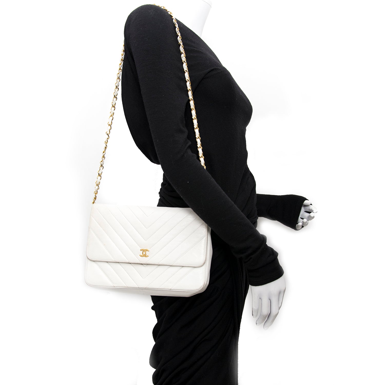 Vintage Chanel snow white flap bag for the best price at Labellov webshop. Safe and secure online shopping with 100% authenticity. Vintage Chanel blanc comme neige sac à bandoulière pour le meilleur prix.