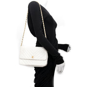 Vintage Chanel snow white flap bag for the best price at Labellov webshop. Safe and secure online shopping with 100% authenticity. Vintage Chanel blanc comme neige sac à bandoulière pour le meilleur prix.