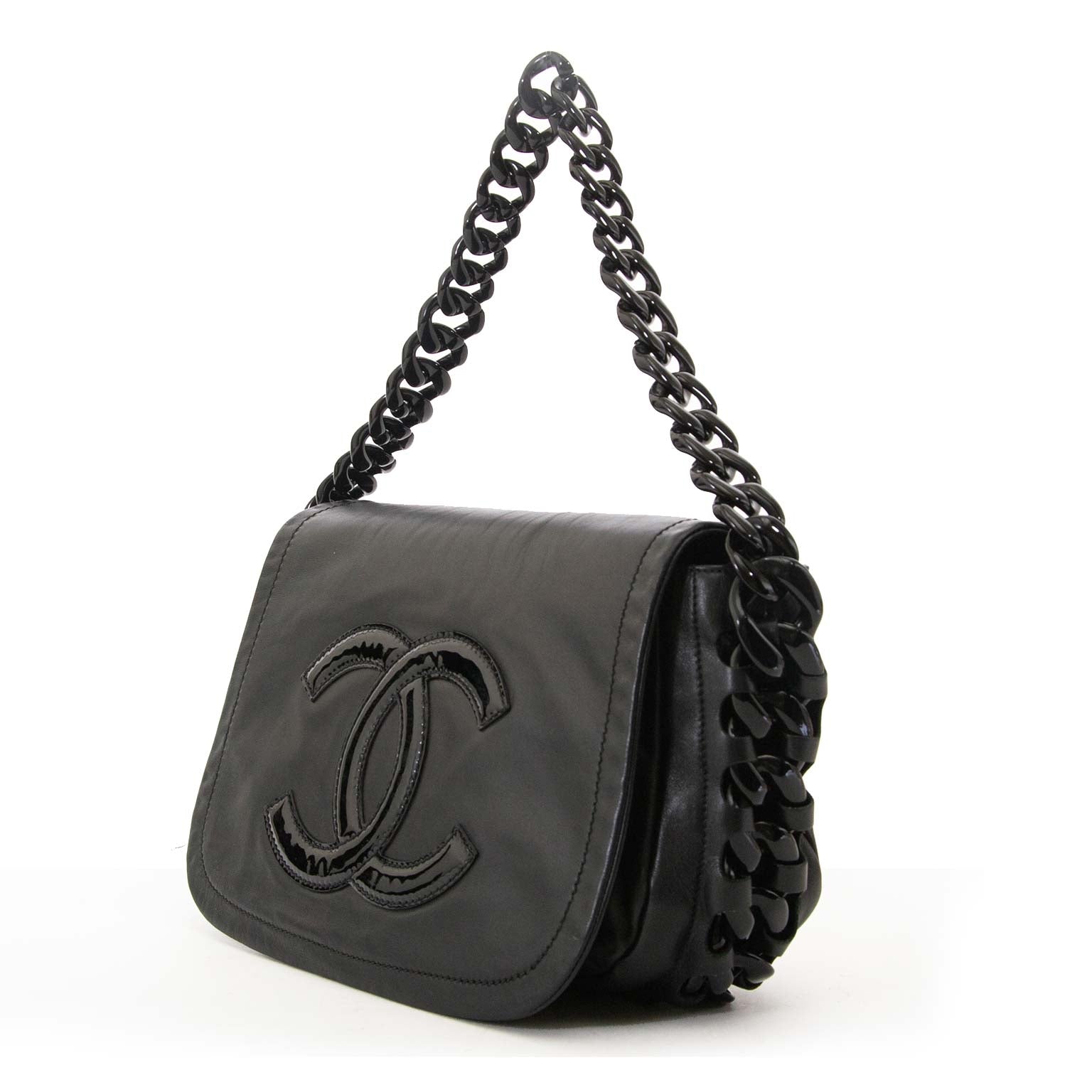 Bent u op zoek naar een authentieke Chanel zwarte lederen Modern Chain schoudertas? Koop veilig en snel bij Labellov tweedehands luxe in Antwerpen.
