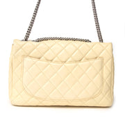 Koop online bij Labellov tweedehands handtas Chanel flap bag in beige met silver