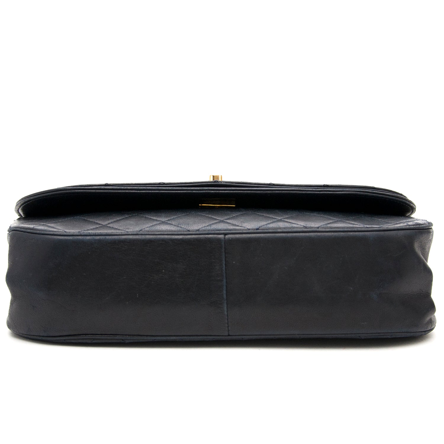 Secondhand luxury specialist Labellov in Antwerp offers worldwide shipping