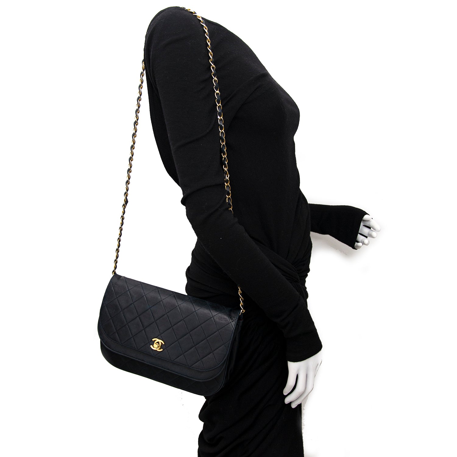 We buy and sell your secondhand bags and Chanel accessories