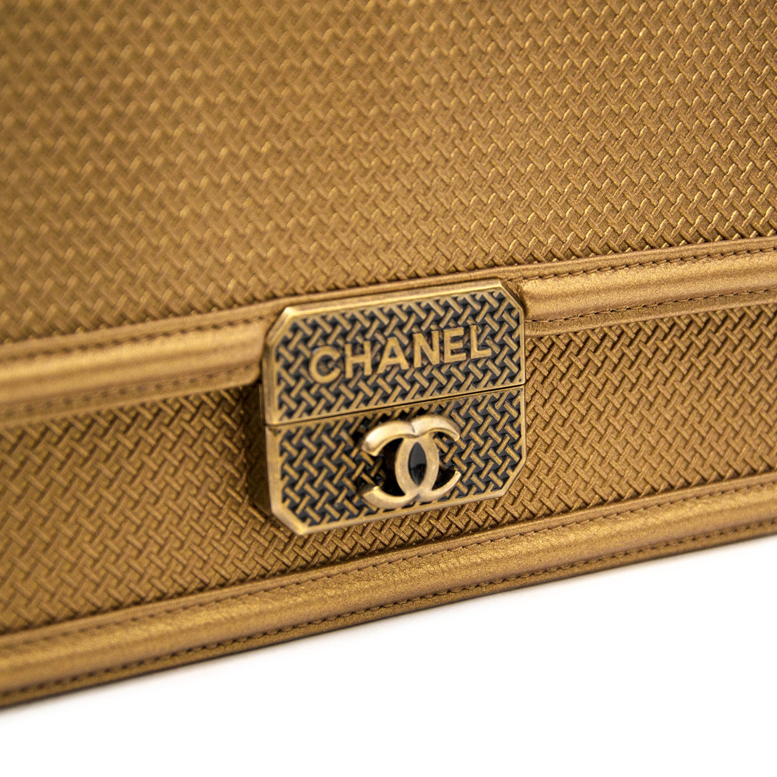 Bent u op zoek naar een nieuwe handtas? Koop uw authentieke Chanel gouden lederen handtas bij Labellov in Antwerpen.