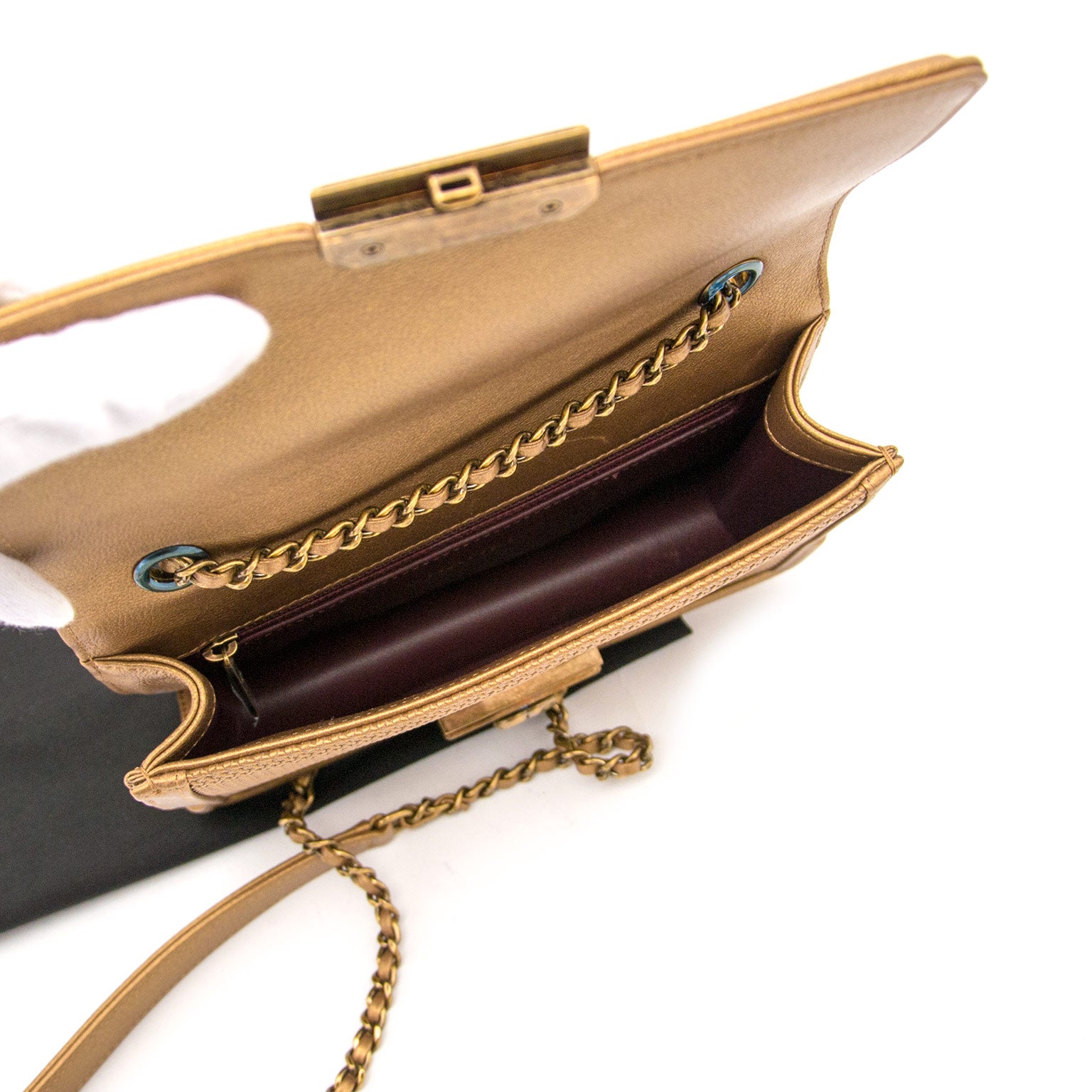 Are you looking for an authentic designer handbag? We buy and sell your luxury bags for the best price.