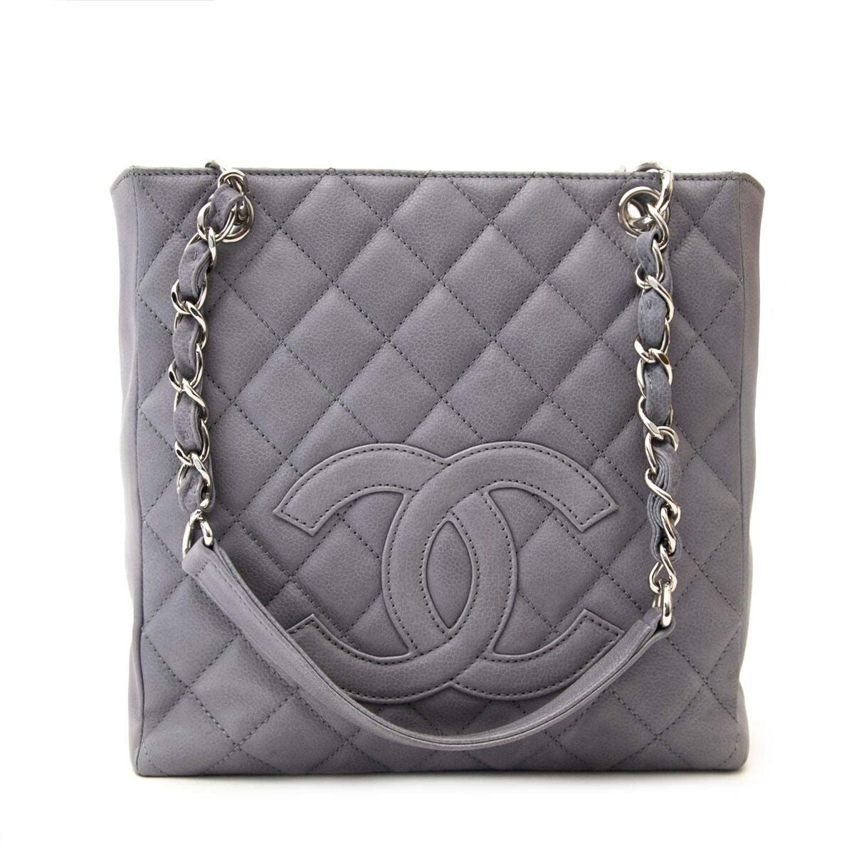 Buy an authentic secondhand Chanel Quilted grey shopper bag at the right price at LabelLOV vintage webshop. Safe and secure online shopping.