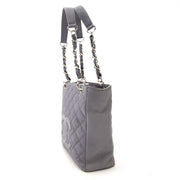 Achetez un authentique Chanel Quitled gris tote bag pour le bon prix chez LabelLOV.