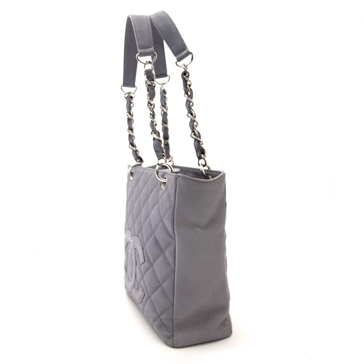 Achetez un authentique Chanel Quitled gris tote bag pour le bon prix chez LabelLOV.
