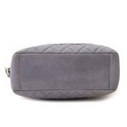 Compra una cartera Chanel en gris Quilted tote bag muy en moda para el precio correcto en LabelLOV.
