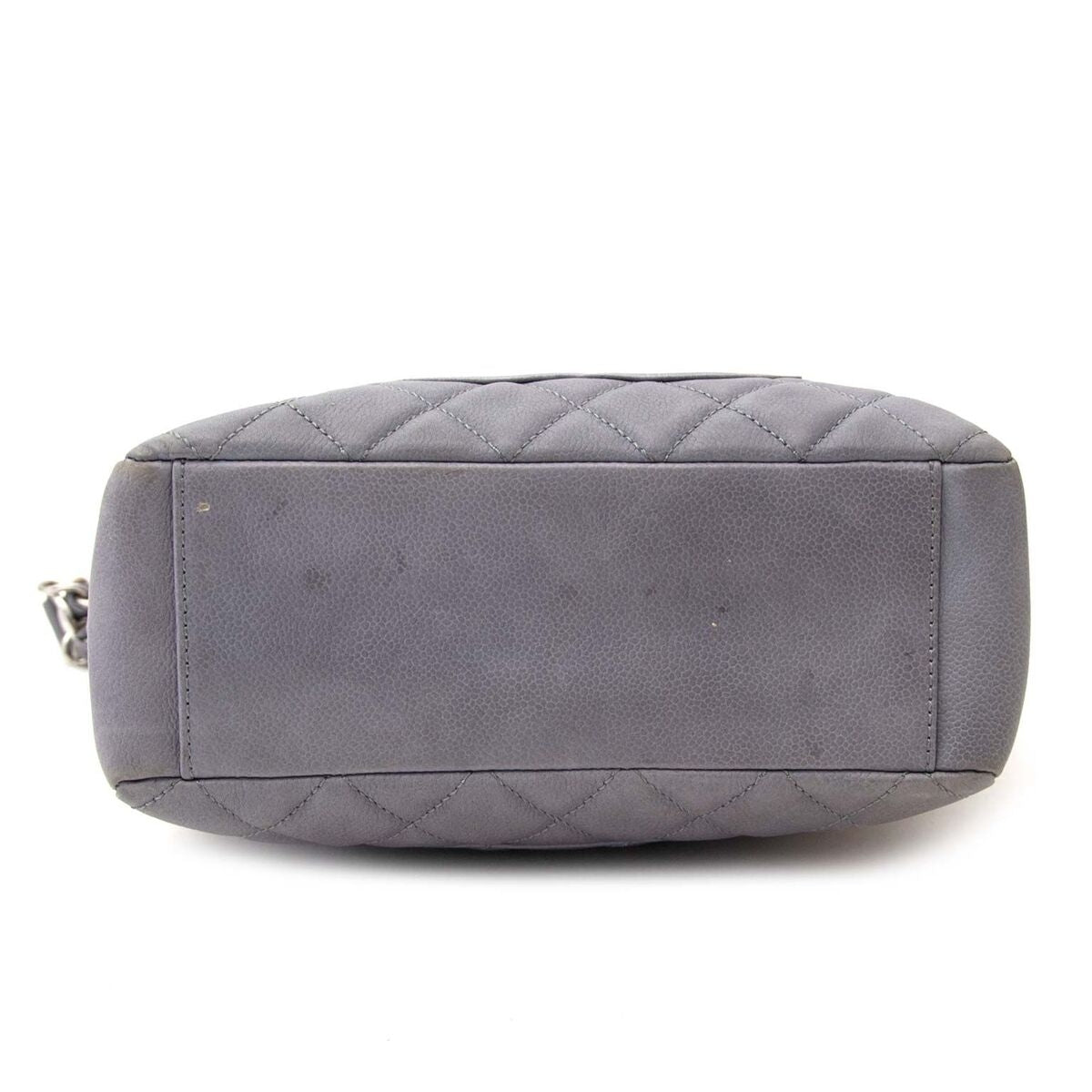 Compra una cartera Chanel en gris Quilted tote bag muy en moda para el precio correcto en LabelLOV.