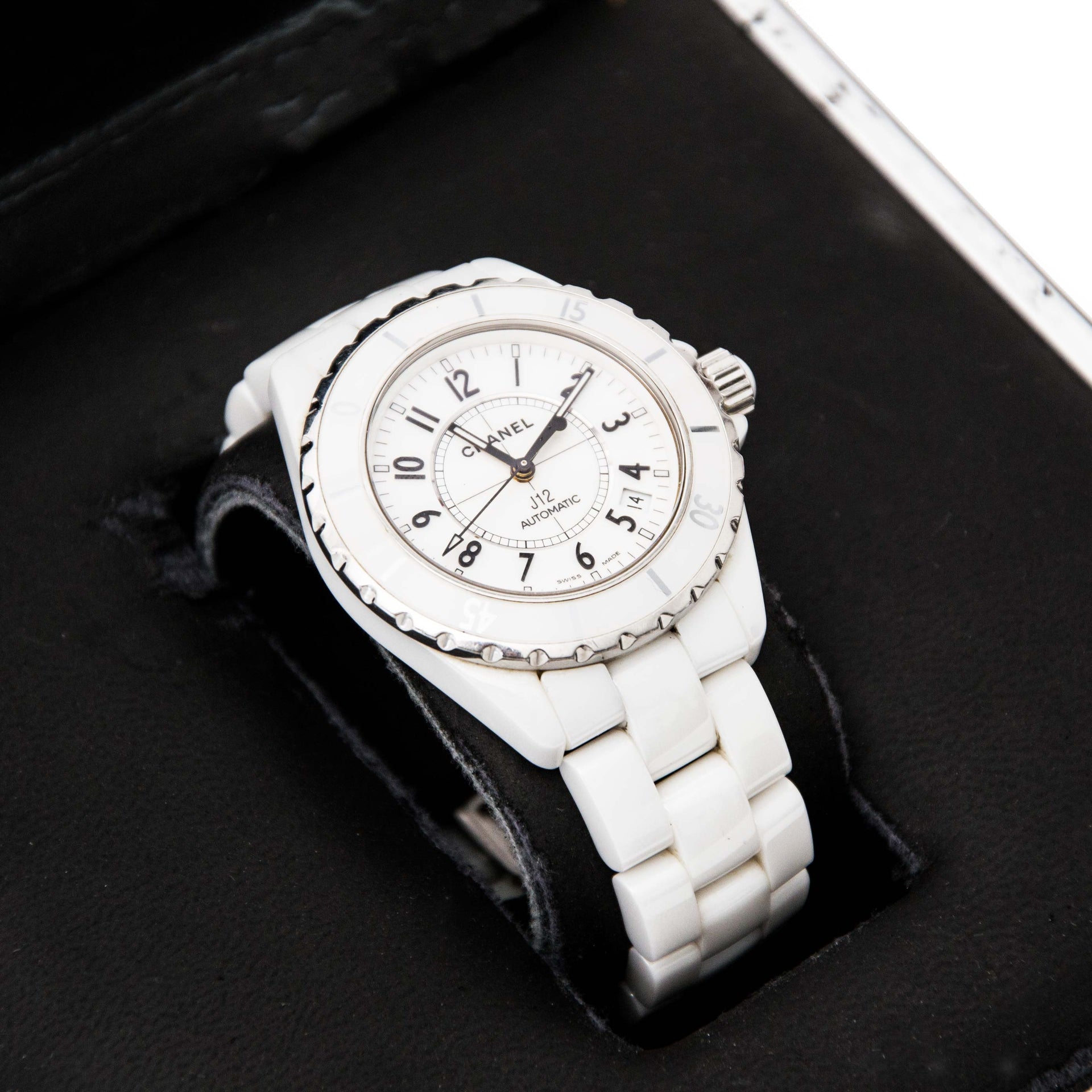 Op zoek naar tweedehands Chanel J12 keramisch wit