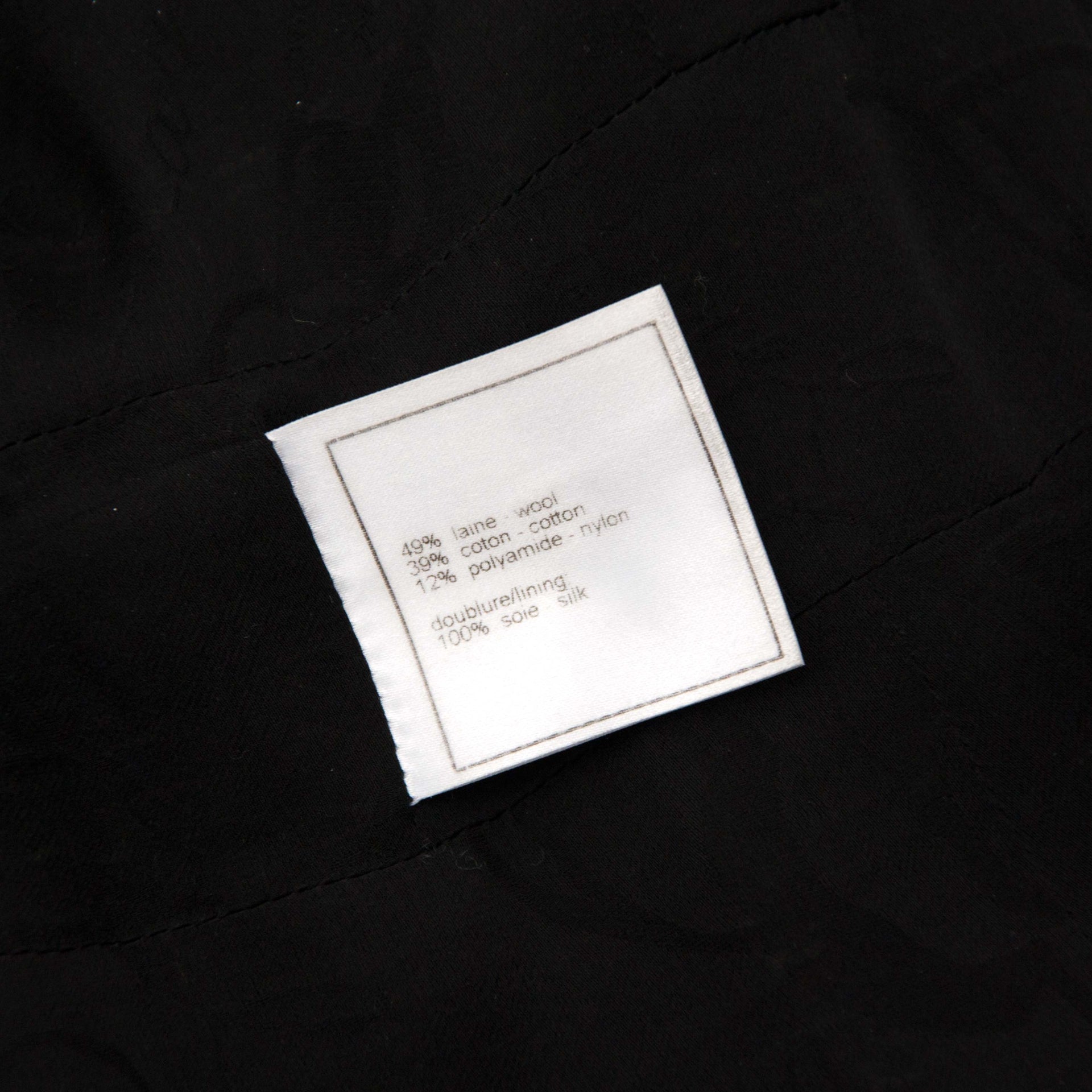 Acheter secur en ligne votre manteau tweed de Chanel pour le meilleur prix chez Labellov
