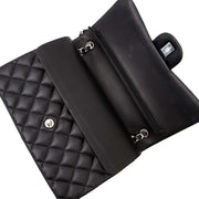 Bent u op zoek naar een unieke tijdsloze tas? Deze Chanel Black Jumbo Classic Double Flap Bag wordt verkocht door Labellov Antwerpen www.labellov.com, groot aanbod luxueuze designer stuks.