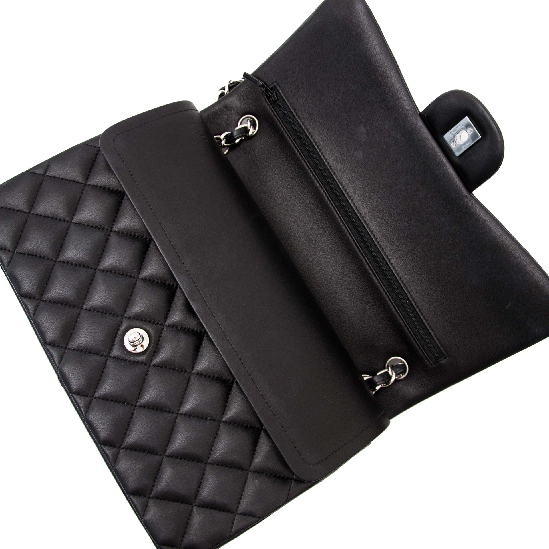 Bent u op zoek naar een unieke tijdsloze tas? Deze Chanel Black Jumbo Classic Double Flap Bag wordt verkocht door Labellov Antwerpen www.labellov.com, groot aanbod luxueuze designer stuks.