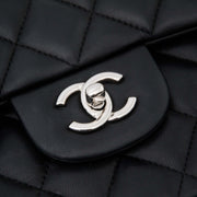 Designer tassen en items aan goede prijzen, Labellov in Antwerpen verkoopt deze Chanel Black Jumbo Classic Double Flap Bag online www.labellov.com, tweedehands tijdloze luxe.