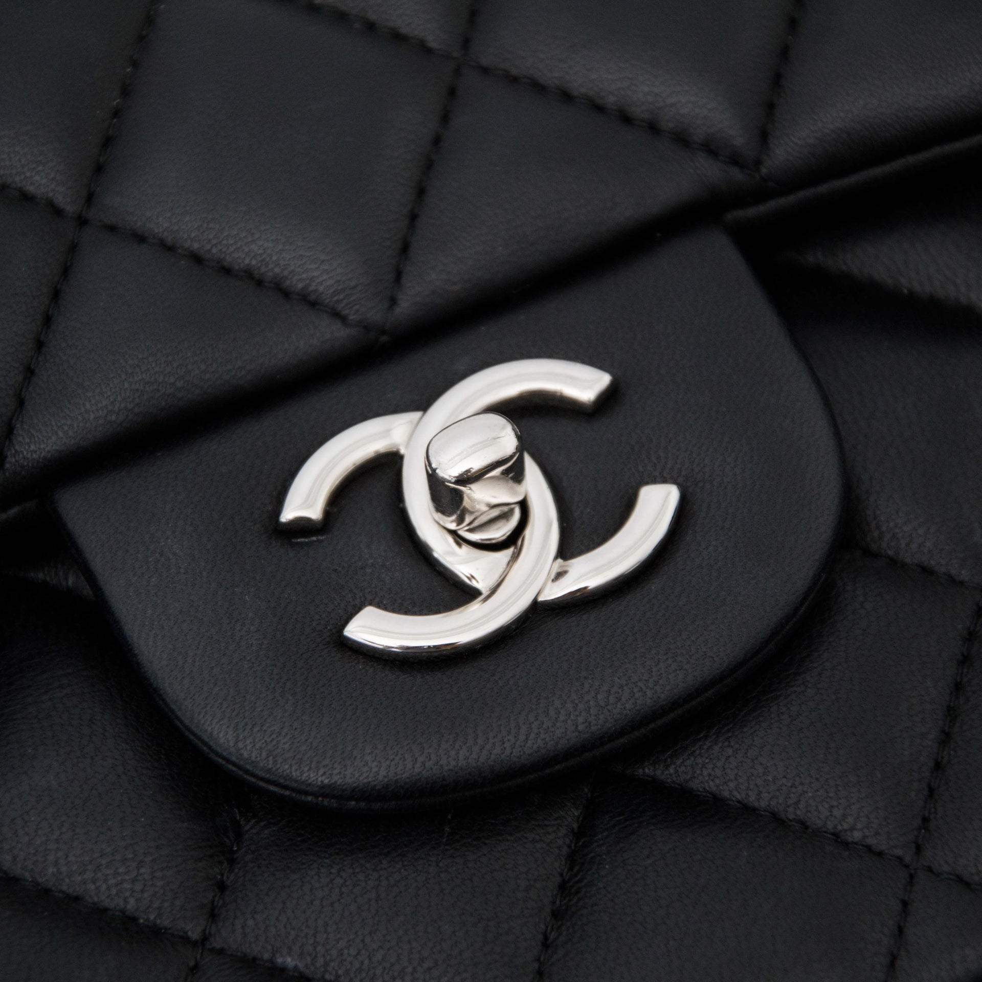 Designer tassen en items aan goede prijzen, Labellov in Antwerpen verkoopt deze Chanel Black Jumbo Classic Double Flap Bag online www.labellov.com, tweedehands tijdloze luxe.