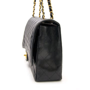 Achetez le Chanel Black Maxi Caviar Classic Double Flap Bag en ligne www.labellov.com, seconde main et luxe vintage sacs pour tout le monde.