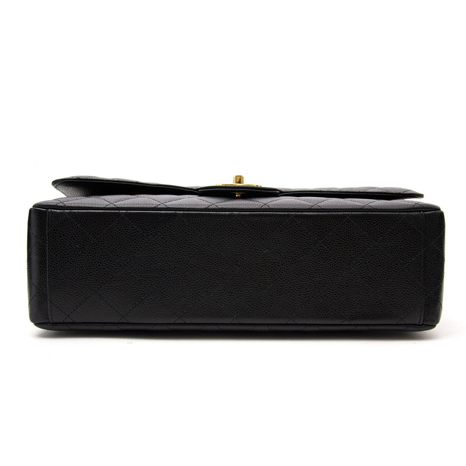Koop nu de mooiste Chanel Black Maxi Caviar Classic Double Flap Bag op www.labellov.com en geniet van een voordelige prijs voor een luxe vintage designer handtas.