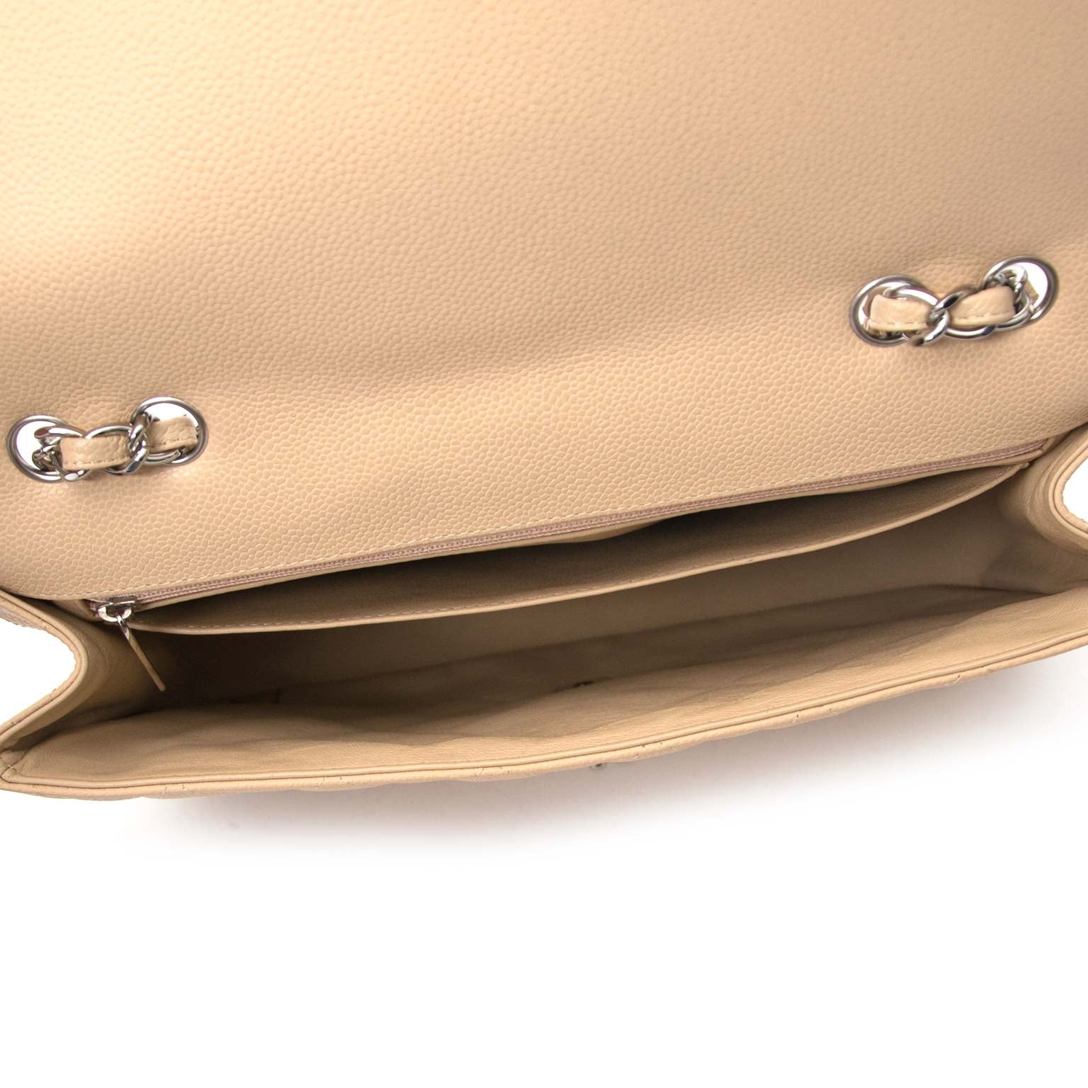 Achetez en ligne Chanel Beige Caviar Jumbo Flap Bag pour le meilleur prix chez Labellov à Anvers, Belgique