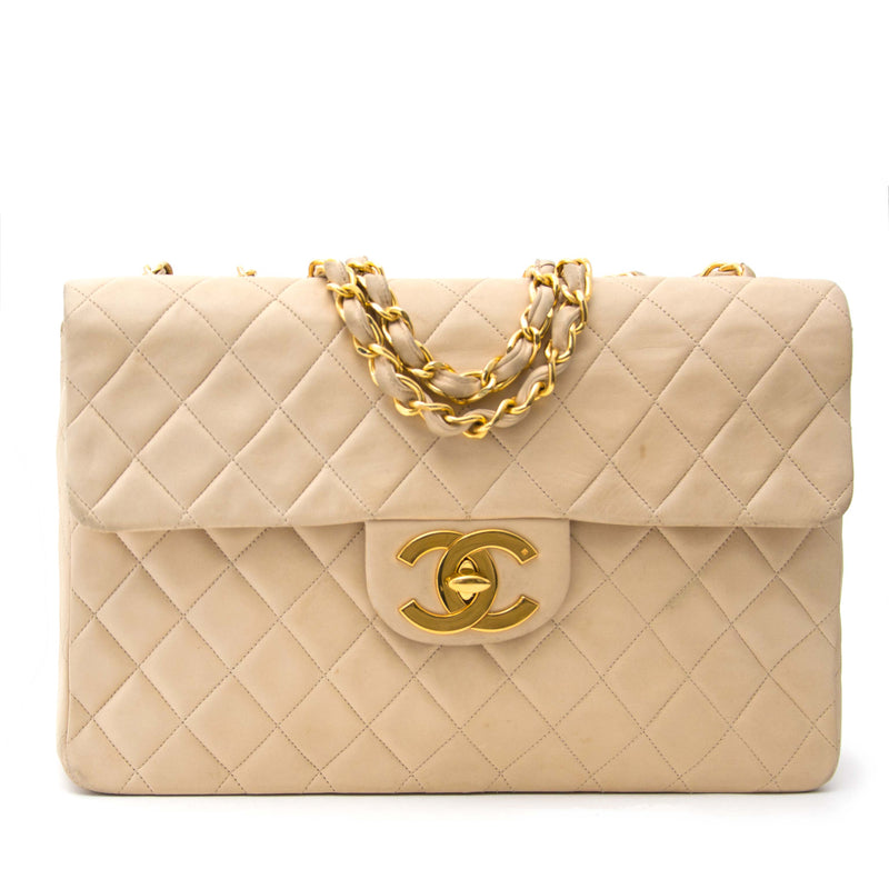 acheter en ligne chez labellov.com pour le meilleur prix chanel maxi flap bag beige