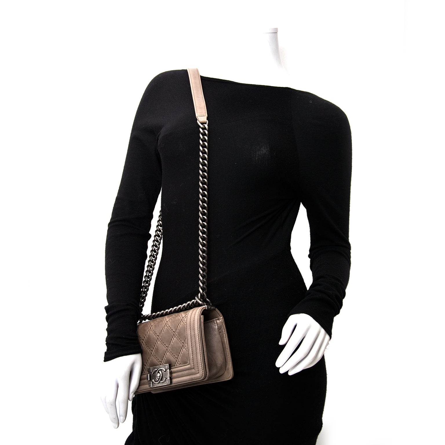 Koop en verkoop uw tweedehands designer tassen tegen de beste prijs bij labellov.com.