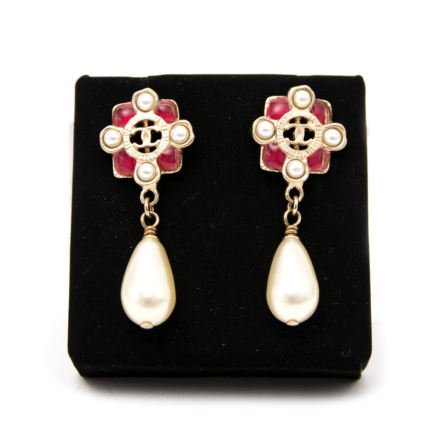 Chanel Pearl Drop Earrings kopen en verkopen aan de beste prijs online.