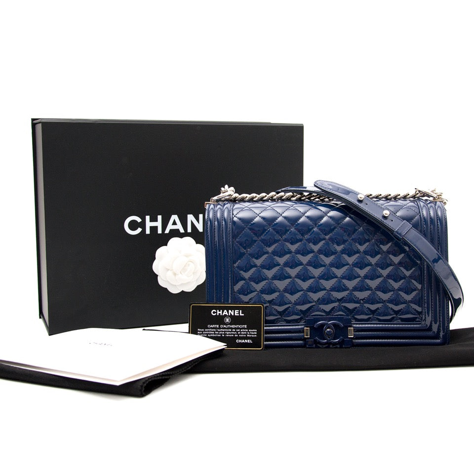 Koop nu tweedehands een echte Chanel blue patent leather boy bag op www.labellov.com