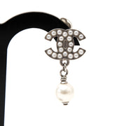 Shop safe online aan de beste prijs Chanel Pearl CC Clip Earrings