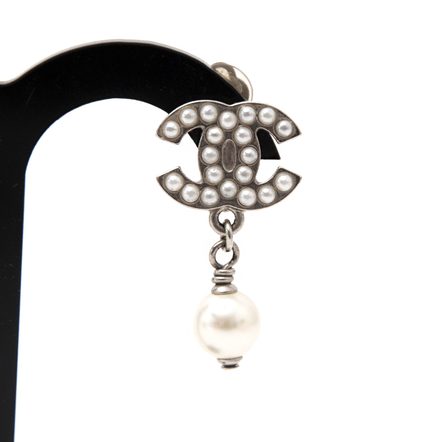 Shop safe online aan de beste prijs Chanel Pearl CC Clip Earrings