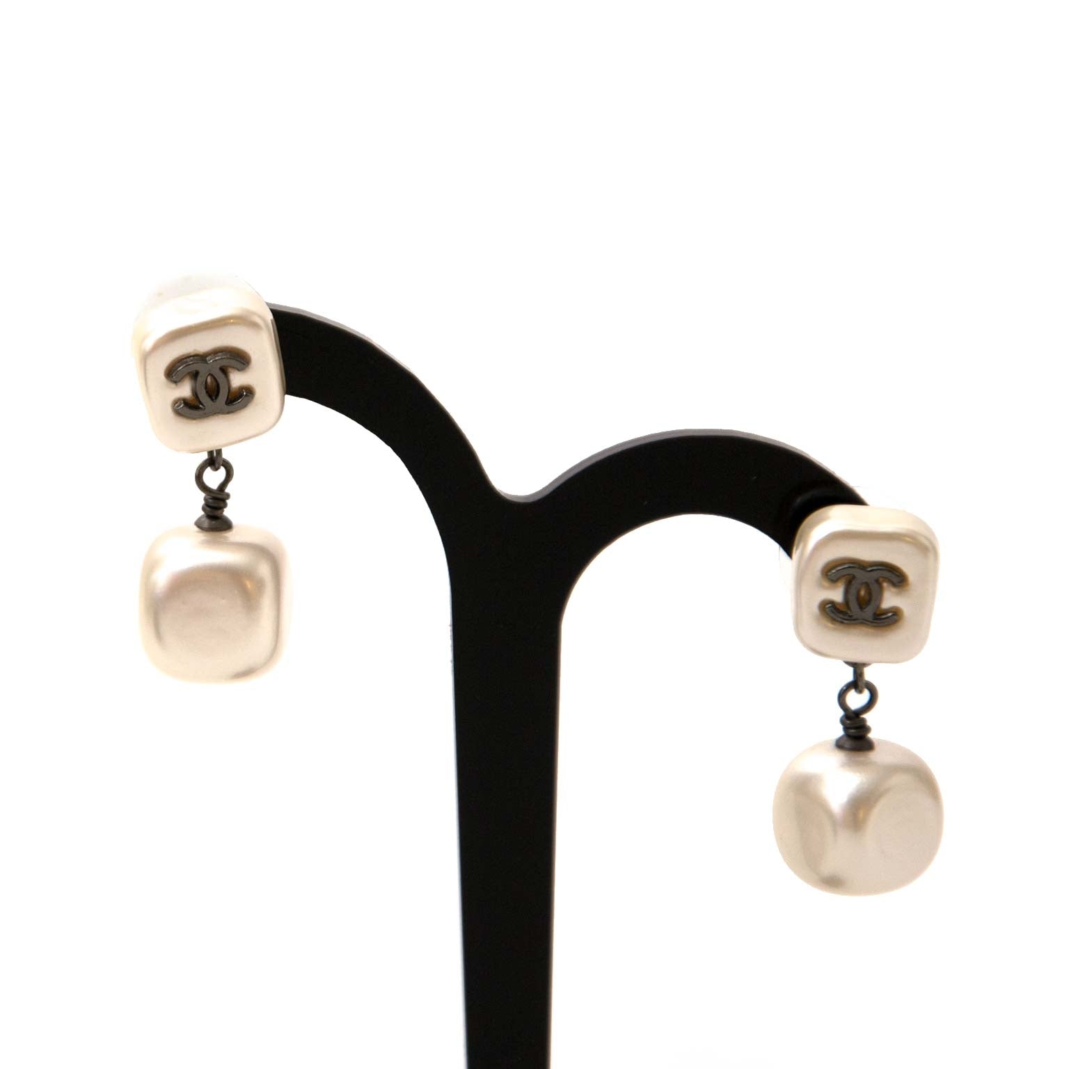 des boucles d'oreilles à vendre à Labellov vintage webshop de mode