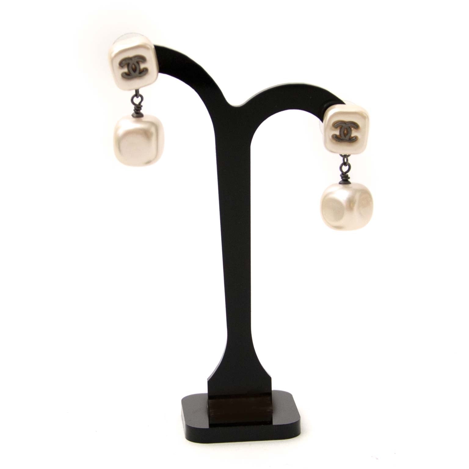 authentic Chanel cc pearl cube earrings now online at Labellov vintage webshop