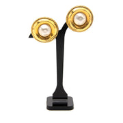 Chanel Round Pearl Clip-On Earrings aan de beste prijs online verkrijgbaar bij Labellov