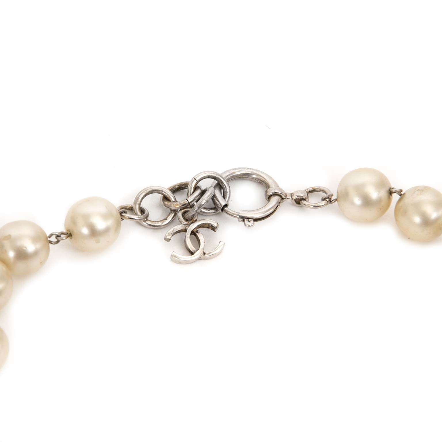 Koop vandaag nog deze Chanel Faux Pearl Necklace aan de beste prijs