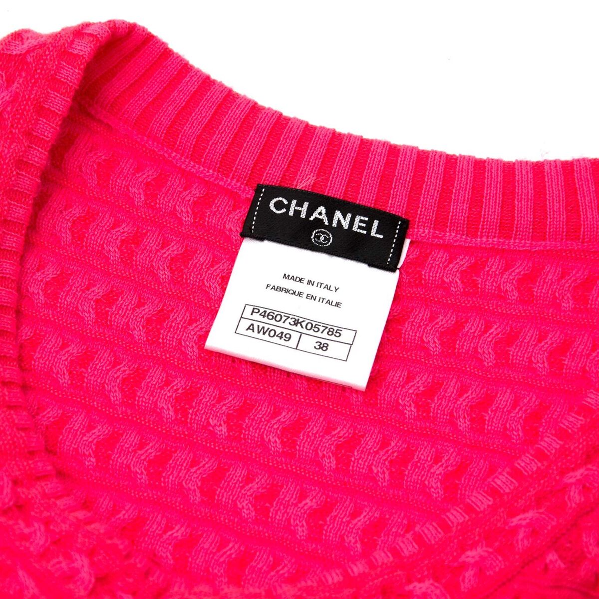 Achetez une authentique robe de Chanel rose foncé pour le bon prix chez LabelLOV.