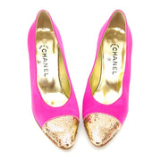 Authentieke Chanel rose hakken met gouden glitters juiste prijs bij LabelLOV vintage webshop. Chanel pink pumps with golden sequins. Veilig online winkelen. Luxe, vintage, mode. Antwerpen, België.