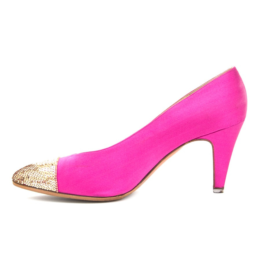 Buy Chanel pink pumps with golden sequins at the right price at LabelLOV vintage webshop. Luxe, vintage, fashion. Safe and secure online shopping. Antwerp, Belgium.