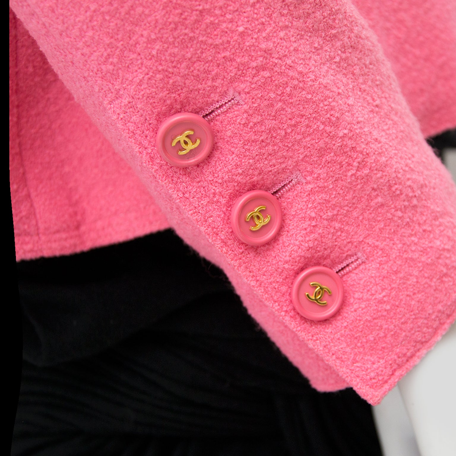 Chanel boucle roze vest nu te koop op labellov.com tegen de beste prijs 100% authentiek