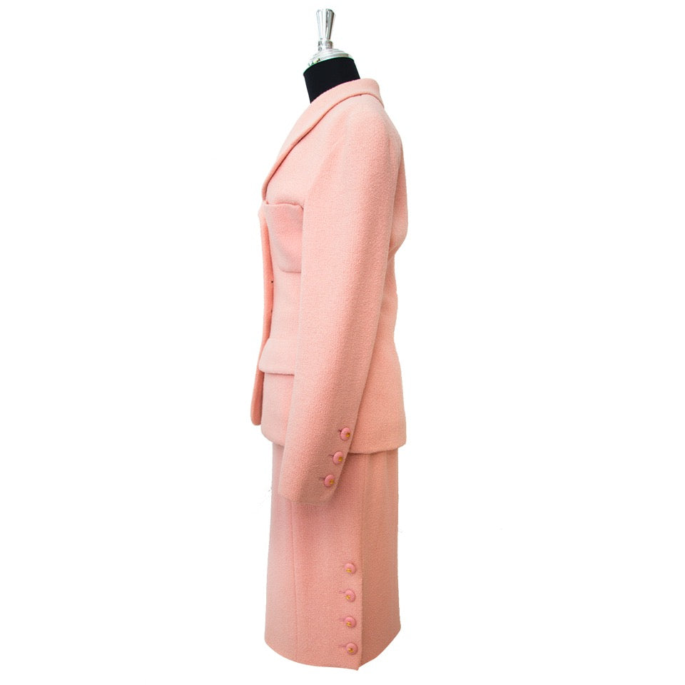Chanel Pink Bouclé Tailleur Set aankopen aan de beste prijs bij Labellov
