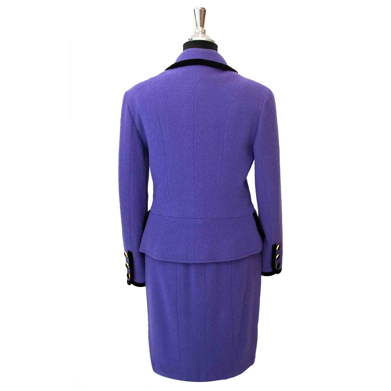 Bent u opzoek naar een Chanel Purple Tailleur Set?