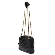 Op zoek aan een authentieke Chanel Black Quilted Chain Bag? Surf naar Labellov Designer Vintage